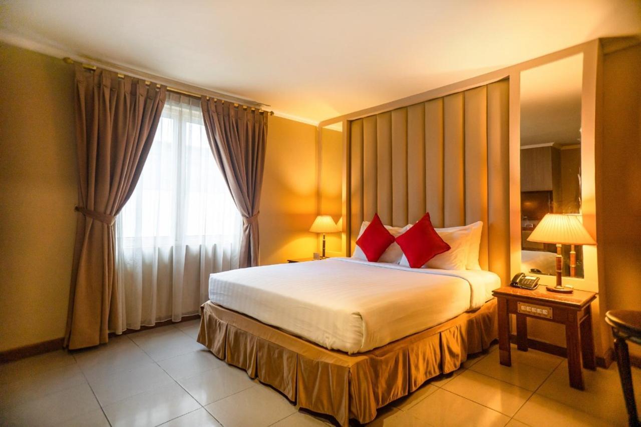 Olympic Hotel Giacarta Esterno foto