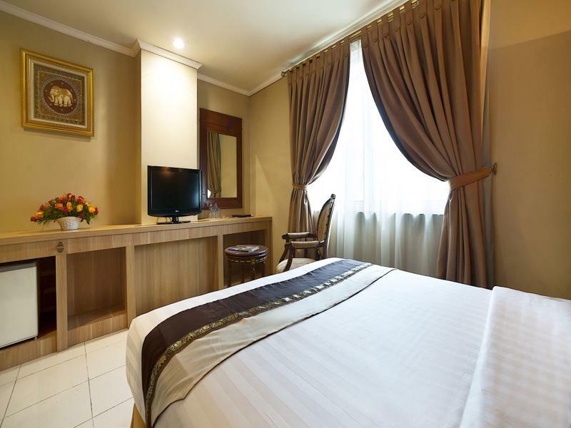 Olympic Hotel Giacarta Esterno foto